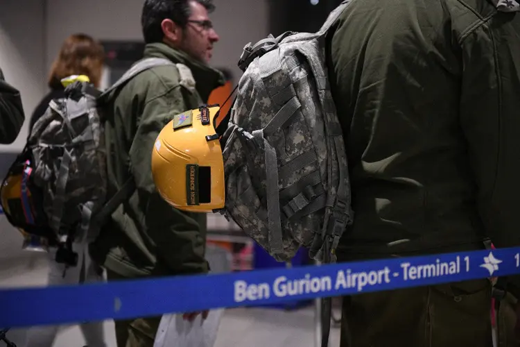 Soldados israelenses embarcando para o Brasil para a missão em Brumadinho (MG): no Twitter (IDF/Divulgação)