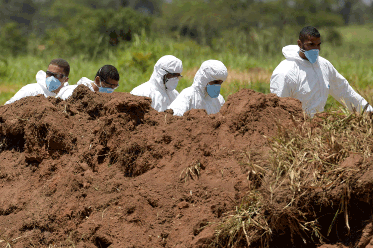 Brumadinho: Bombeiros continuam as buscas após desastre ambiental (Washington Alves/Reuters)