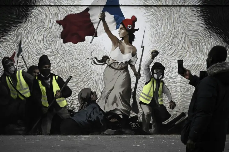 Grafite em Paris reinterpreta obra de Delacroix com 'coletes amarelos' (Philippe Lopez/AFP)