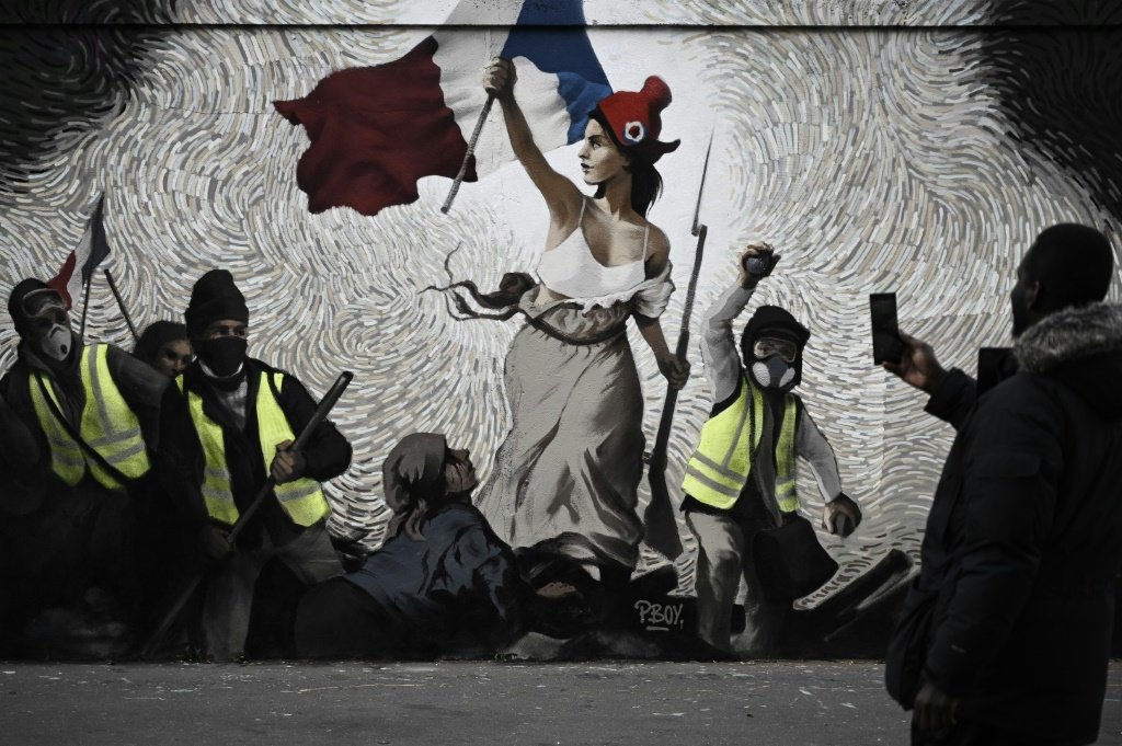 Grafite em Paris reinterpreta obra de Delacroix com coletes amarelos