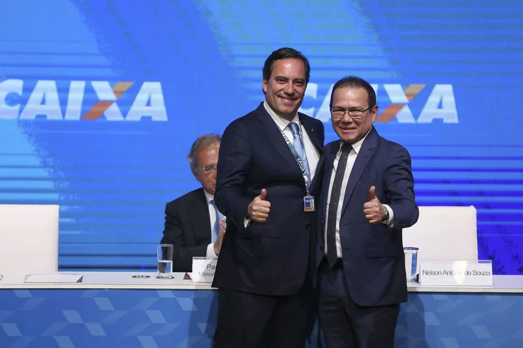 Novo presidente da Caixa, Pedro Guimarães e o ex- presidente, Nelson Antonio de Souza, durante a cerimônia de transmissão do cargo (Valter Campanato/Agência Brasil)