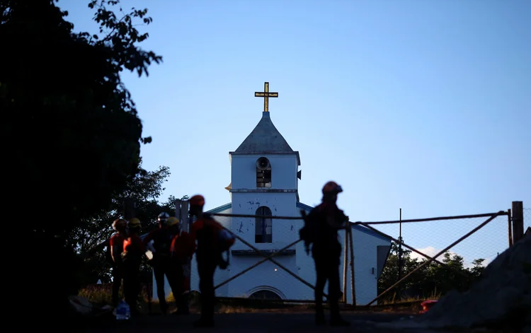 EQUIPE DE RESGATE EM BRUMADINHO: a dependência financeira e o medo de não ter como comprar comida às vezes falam mais alto que a dor da perda de um parente / REUTERS/Adriano Machado