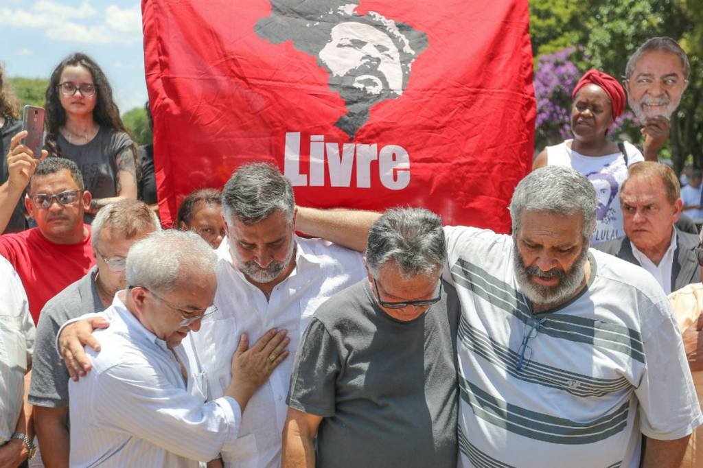 Lula jamais aceitaria se reunir com a família num quartel, diz advogado