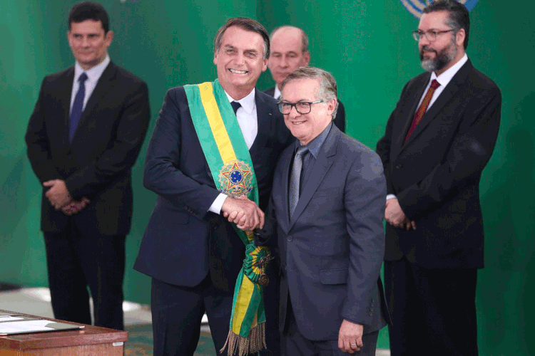 Bolsonaro e Veléz Rodriguez: ele reiterou o combate à "ideologia marxista" nas escolas, o que tem sido ressaltado pelo próprio Bolsonaro (Valter Campanato/Agência Brasil)