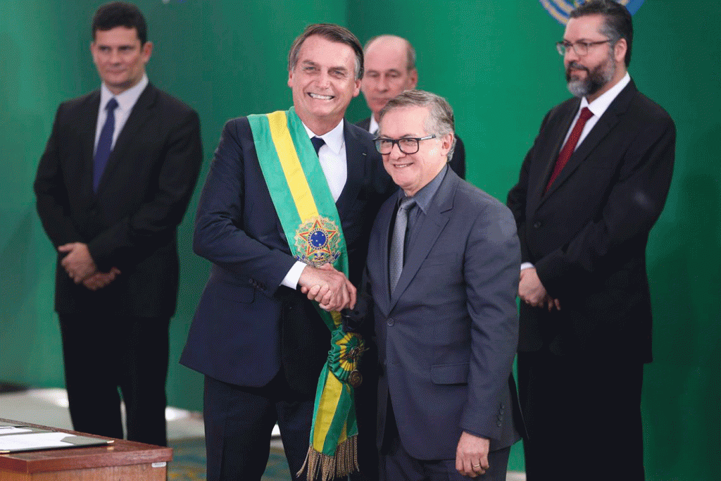 O presidente Jair Bolsonaro com o ministro Ricardo Veléz Rodriguez (Valter Campanato/Agência Brasil)