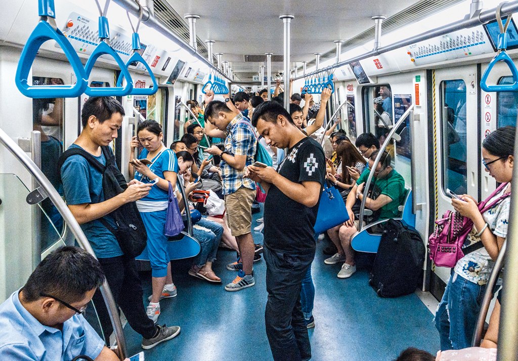 Passageiros no metrô de Chengdu, na China: o país tem liderado o crescimento do comércio eletrônico e do mercado de pagamentos via smartphone | VCG/Getty Images / 