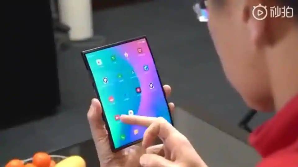 Celular da Xiaomi tem tela que dobra dos dois lados