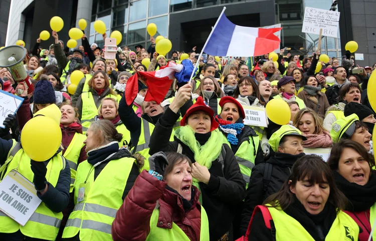 Mulheres vestindo coletes amarelos (Femmes Gilets jaunes) protestam contra o governo francês e contra o aumento do preço do petróleo e a deterioração das condições econômicas perto da Place de la Bastille, em Paris, França (Mustafa Yalcin/Anadolu Agency/Getty Images)