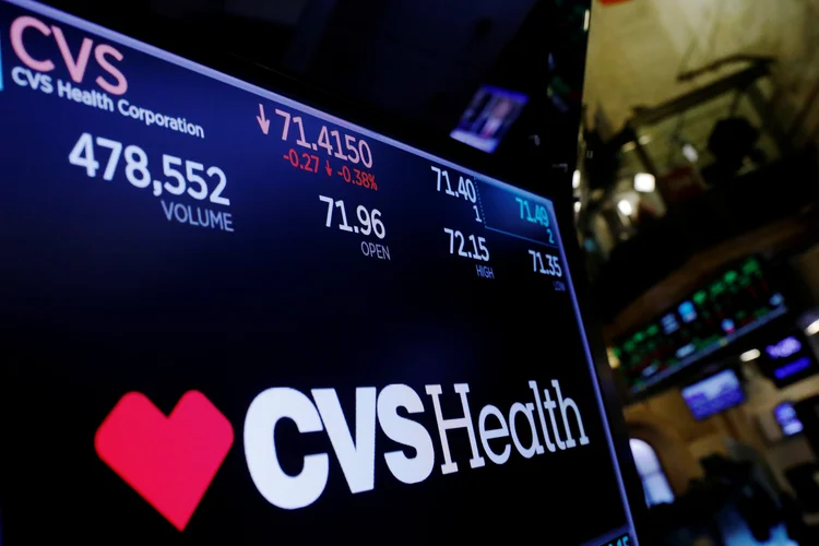 Logo da CVS na NYSE: seis anos após entrar no Brasil com a compra da rede Onofre, a gigante americana avalia deixar o país (Lucas Jackson/Reuters)