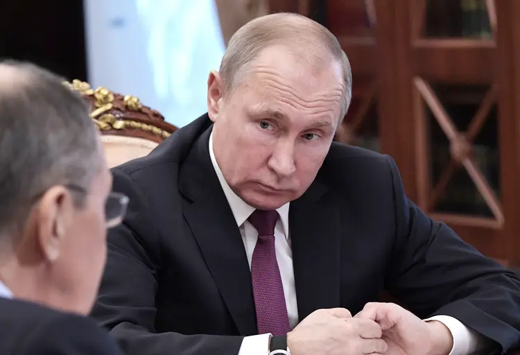 Vladimir Putin: "Nossos parceiros americanos anunciaram a suspensão de sua participação no acordo, então nós também a suspenderemos", afirmou o presidente russo (Sputnik/Alexei Nikolsky/Kremlin/Reuters)