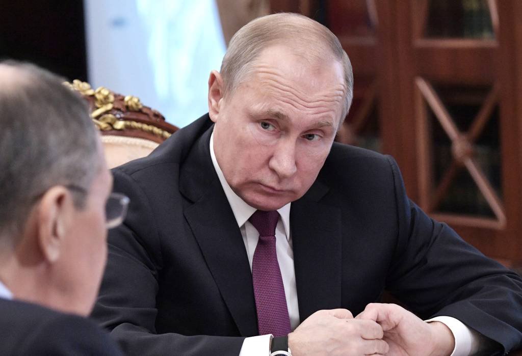 Putin anuncia que Rússia seguirá EUA e abandonará acordo nuclear