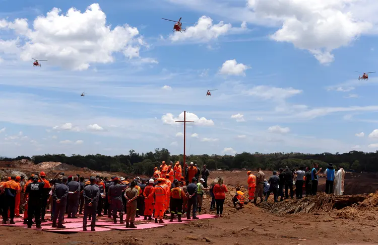 Desastre da Vale: Equipes de resgate assistem a uma missa para vítimas de do rompimento da barragem em Brumadinho (Adriano Machado/Reuters)