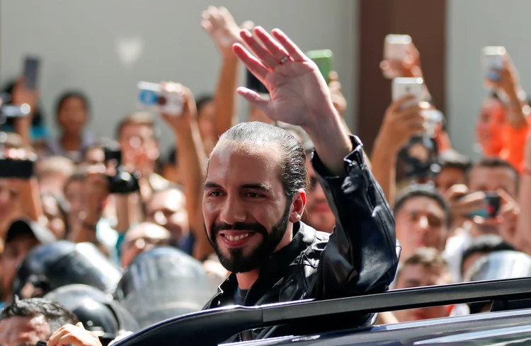 O candidato presidencial Nayib Bukele, da Grande Aliança Nacional (GANA), acena após votar em uma eleição presidencial em San Salvador, El Salvador, 3 de fevereiro de 2019. REUTERS / Jose Cabezas (Jose Cabezas/Reuters)