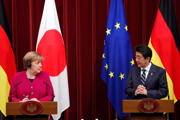 Angela Merkel e Shinzo Abe se reúnem no Japão (Kim Kyung-hoon/Reuters)