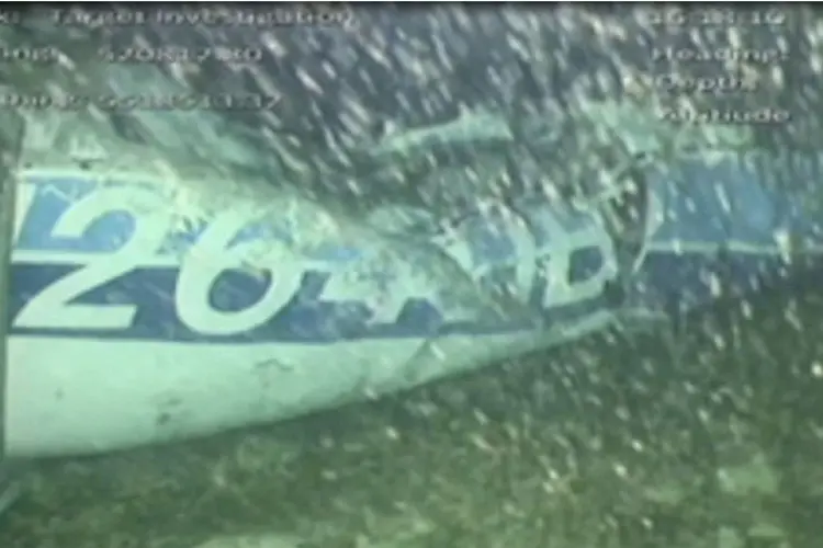 Autoridades britânicas recuperaram o corpo encontrado no avião, submerso no Canal da Mancha, no qual viajavam o jogador argentino Emiliano Sala e seu piloto (AAIB/Reuters)