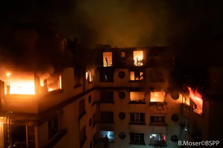 Incêndio em Paris: polícia interroga moradora do edifício que começou a pegar fogo por volta da 1h (horário local, 22h de Brasília, de segunda-feira) ((BSPP))