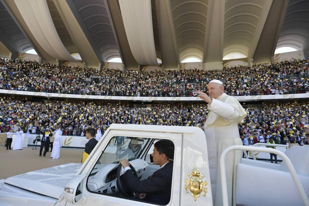 Mais de 120 mil lotam estádio para 1ª missa papal na Península Arábica