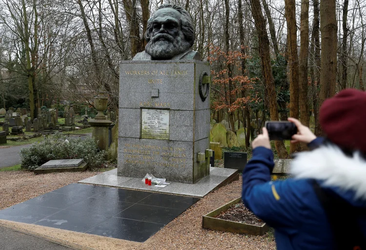 Marx: o túmulo do filósofo alemão já foi atacado com uma bomba artesanal na década de 1970, pichado e teve o busto arrancado (Peter Nicholls/Reuters)