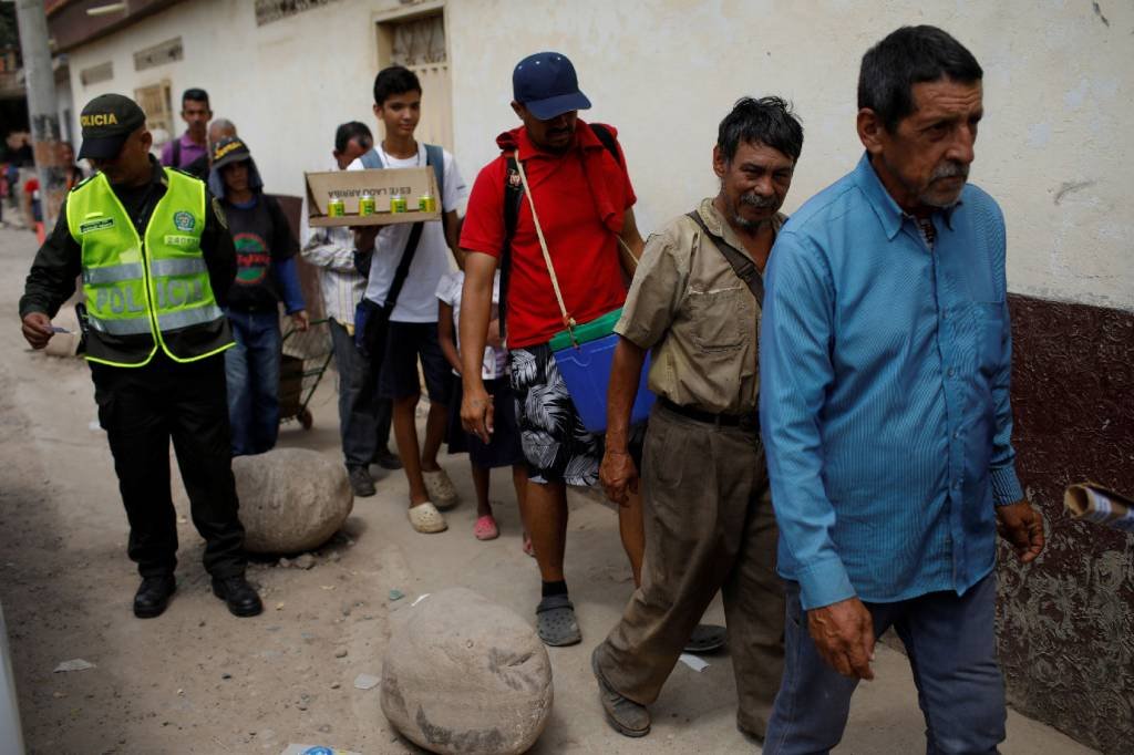 Venezuela bloqueia na Colômbia comida e remédio enviados pelos EUA