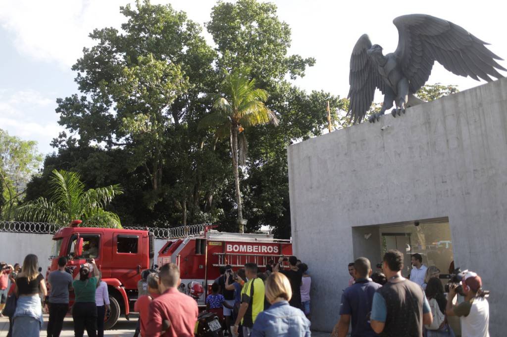 Incêndio no Centro de Treinamento do Flamengo deixa dez mortos