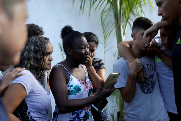 Familiares de vítimas de incêndio no centro de treinamento do Flamengo aguardam informações (Ricardo Moraes/Reuters)