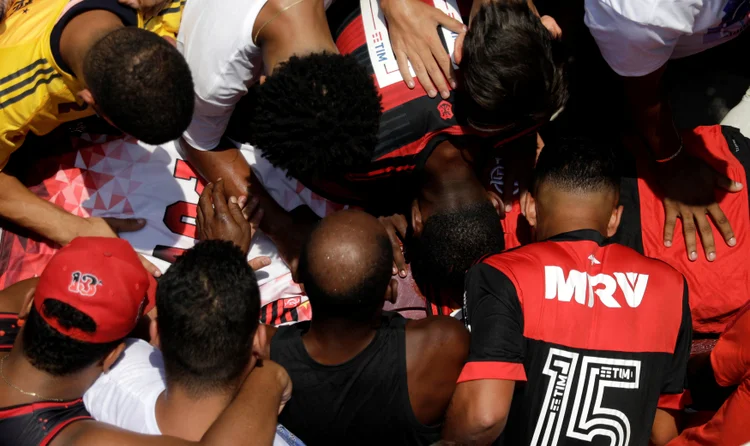Parentes e amigos de Christian Esmerioem seu enterro, depois que um incêndio no centro de treinamentos Ninho do Urubu no Flamengo, no Rio de Janeiro (Ricardo Moraes/Reuters)