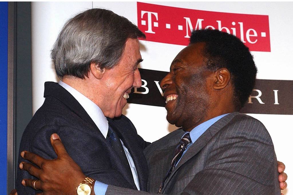 Pelé e Gordon Banks se abraçam em coletiva de imprensa em Londres para o anúncio dos melhores jogadores da FIFA 100, em 4 de março de 2004 (David Bebber/Reuters)