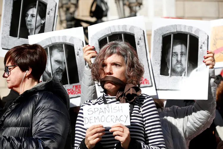 Espanha: manifestantes protestam contra o julgamento dos líderes líderes independentistas da Catalunha (Albert Gea/Reuters)