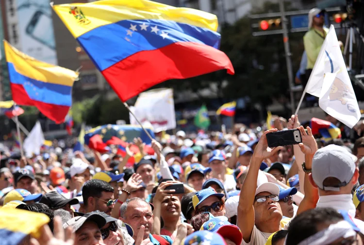 Venezuela: manifestantes protestam nesta terça-feira contra o bloqueio da ajuda humanitária (Andres Martinez Casares/Reuters)