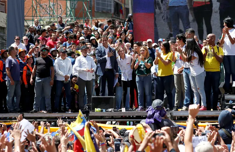 Venezuela: Guaidó participou de uma manifestação nesta terça-feira contra o bloqueio da ajuda humanitária (Carlos Garcia Rawlins/Reuters)
