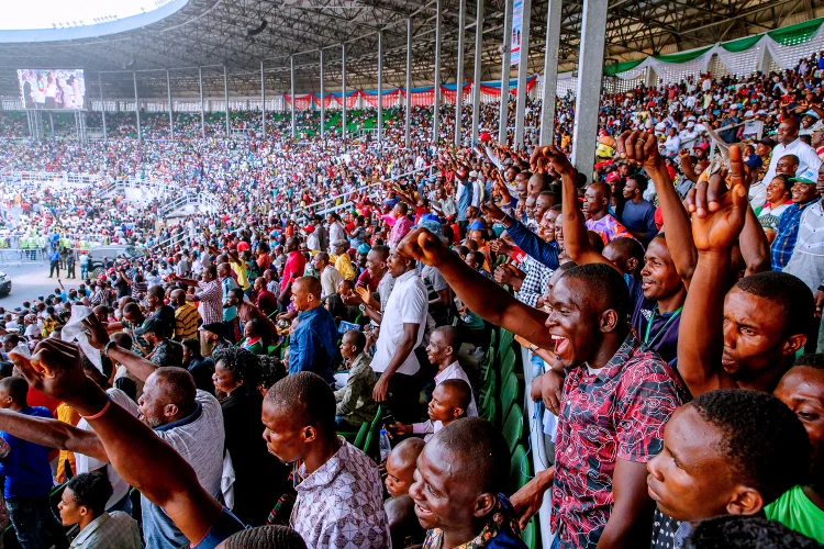 Pelo menos 14 pessoas morreram e outras oito ficaram feridas durante um tumulto após um comício de campanha do presidente da Nigéria (Nigeria Presidency/Reuters)