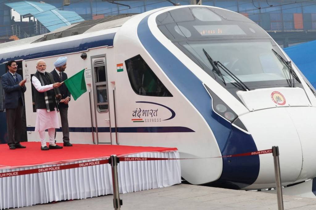 Após inauguração, trem de alta velocidade da Índia se choca com vaca