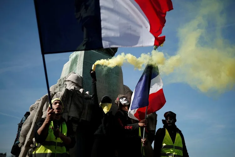 Manifestantes "coletes amarelos" em novo protesto em Paris, França, dia 16/02/2019 (Benoit Tessier/Reuters)