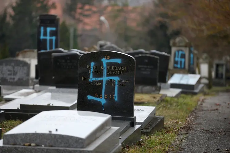 Suásticas são pichadas em quase 80 túmulos de cemitério judaico na França (Vincent Kessler/Reuters)