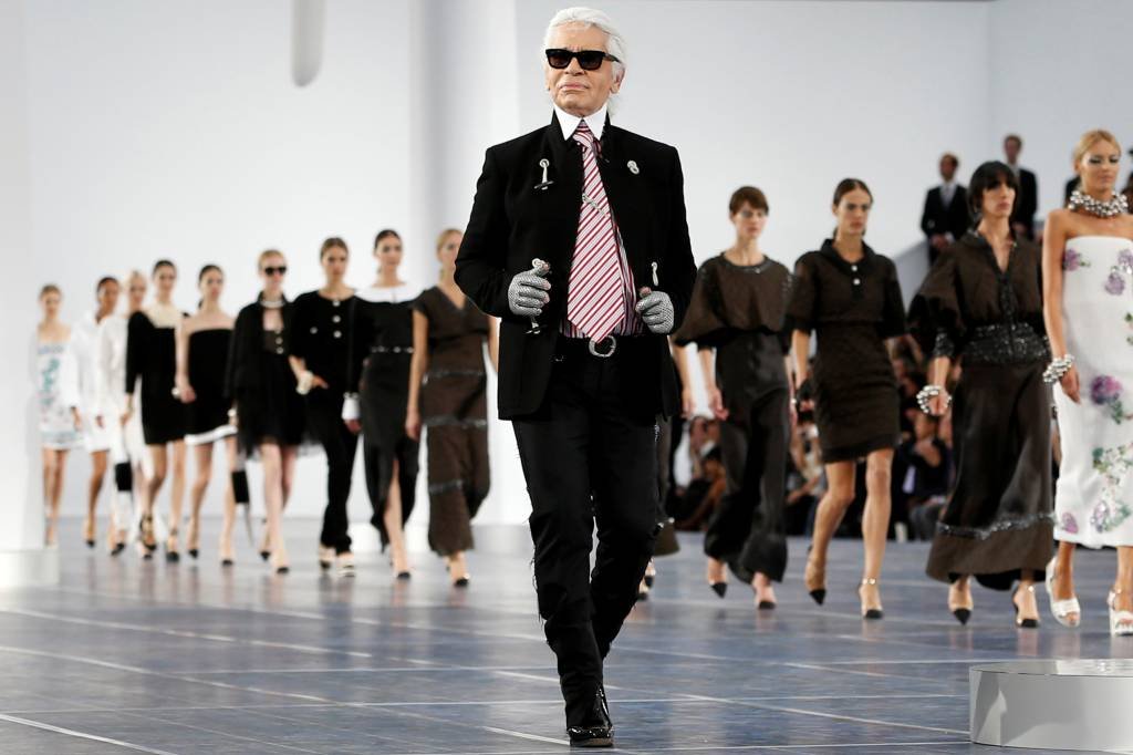 Semanas de Moda de Londres e Milão prestam homenagem a Lagerfeld