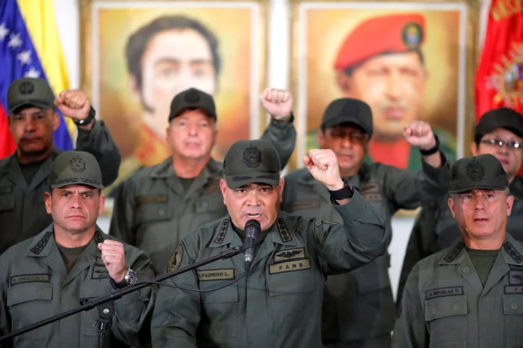 O ministro da Defesa, Vladimir Padrino, e membros do exército da Venezuela (Manaure Quintero/Reuters)