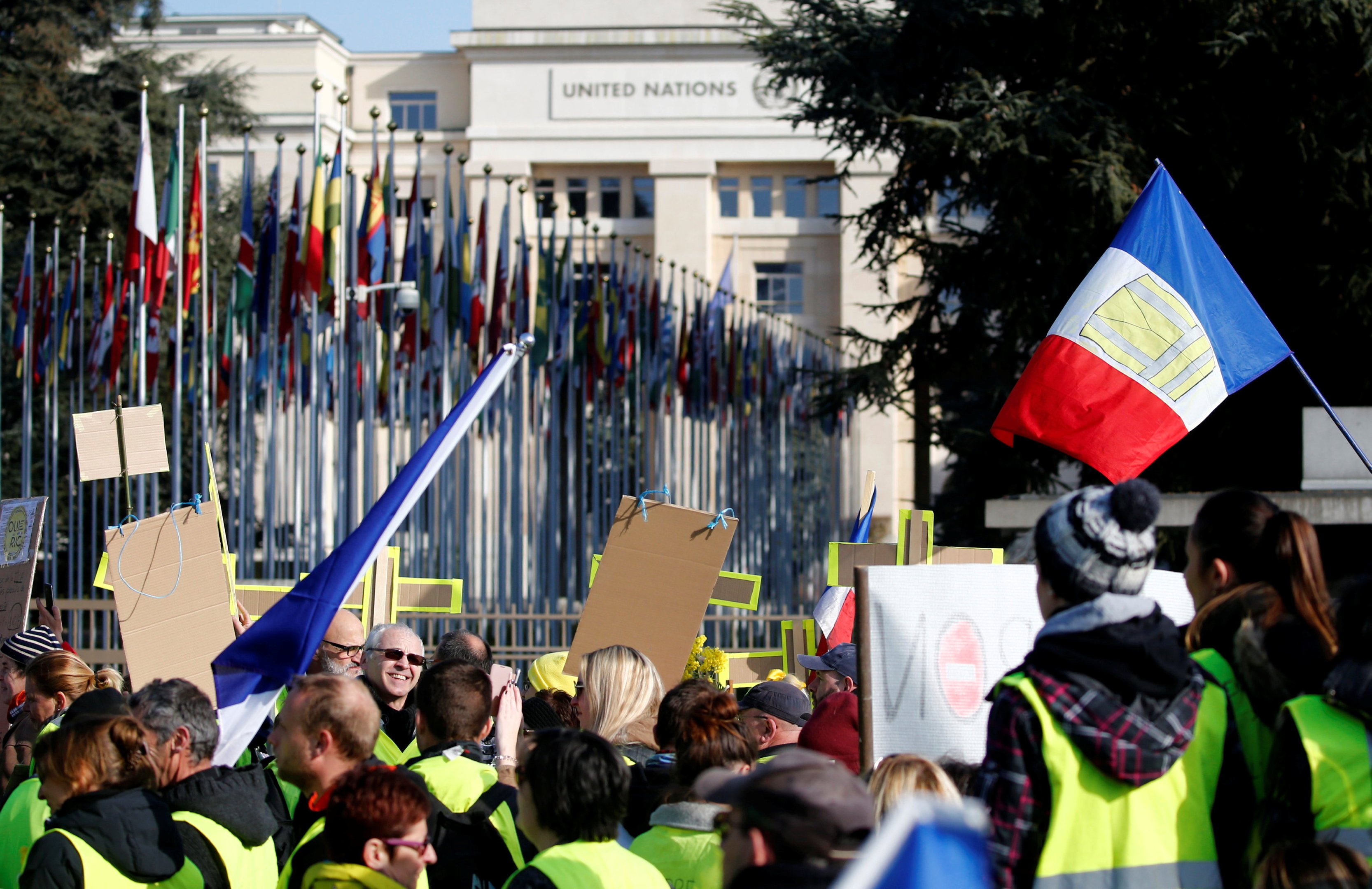 Coletes amarelos fazem protesto em frente à sede da ONU na Suíça