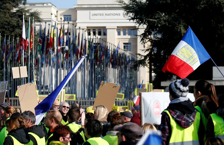 Coletes amarelos protestam em frente a sede da ONU na Suíça (Denis Balibouse/Reuters)