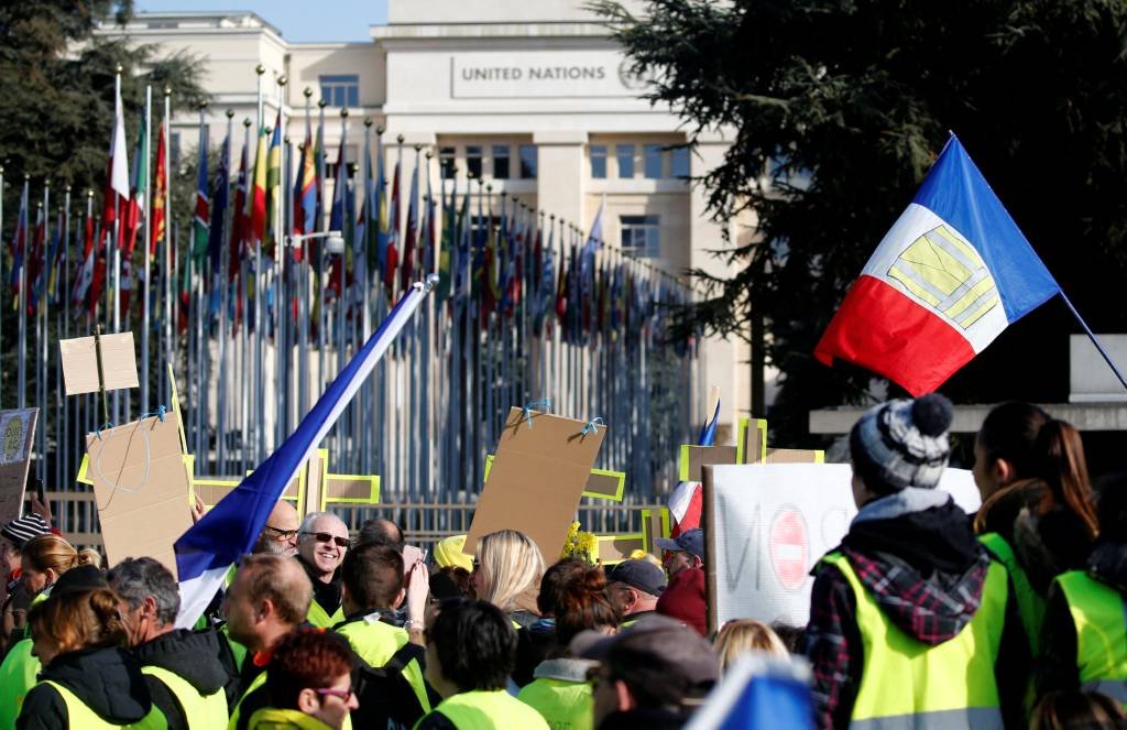 Coletes amarelos fazem protesto em frente à sede da ONU na Suíça