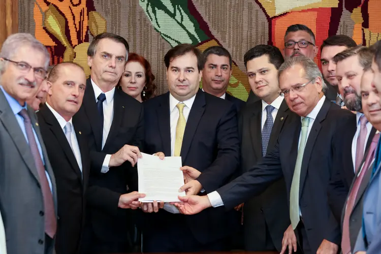 Presidente Jair Bolsonaro com ministros e os presidentes da Câmara e do Senado para entrega da proposta do governo para reforma da Previdência
20/02/2019 (Marcos Correa/Reuters)