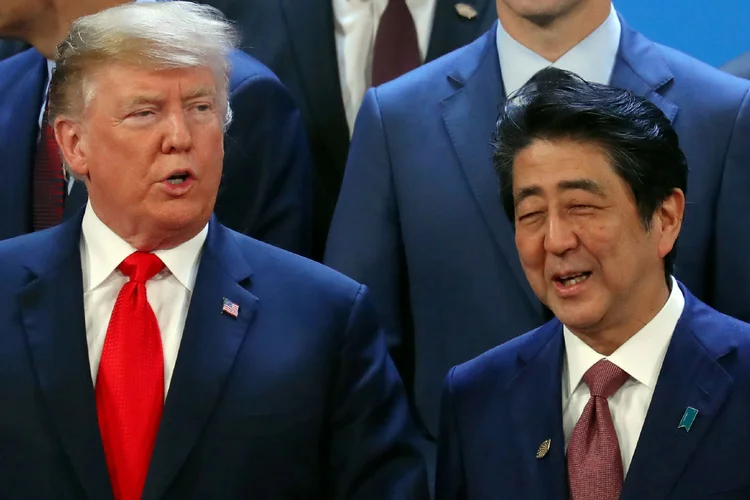 Trump e Abe: os dois políticos disseram que ainda faltam alguns detalhes para a assinatura do texto final (Marcos Brindicci/Reuters)