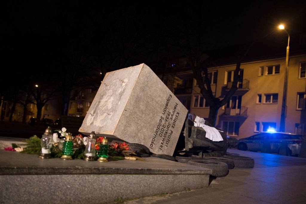Três ativistas derrubaram na cidade polonesa de Gdansk a estátua de um ex-capelão do sindicato Solidariedade acusado de atos de pedofilia (Agencja Gazeta/Reuters)
