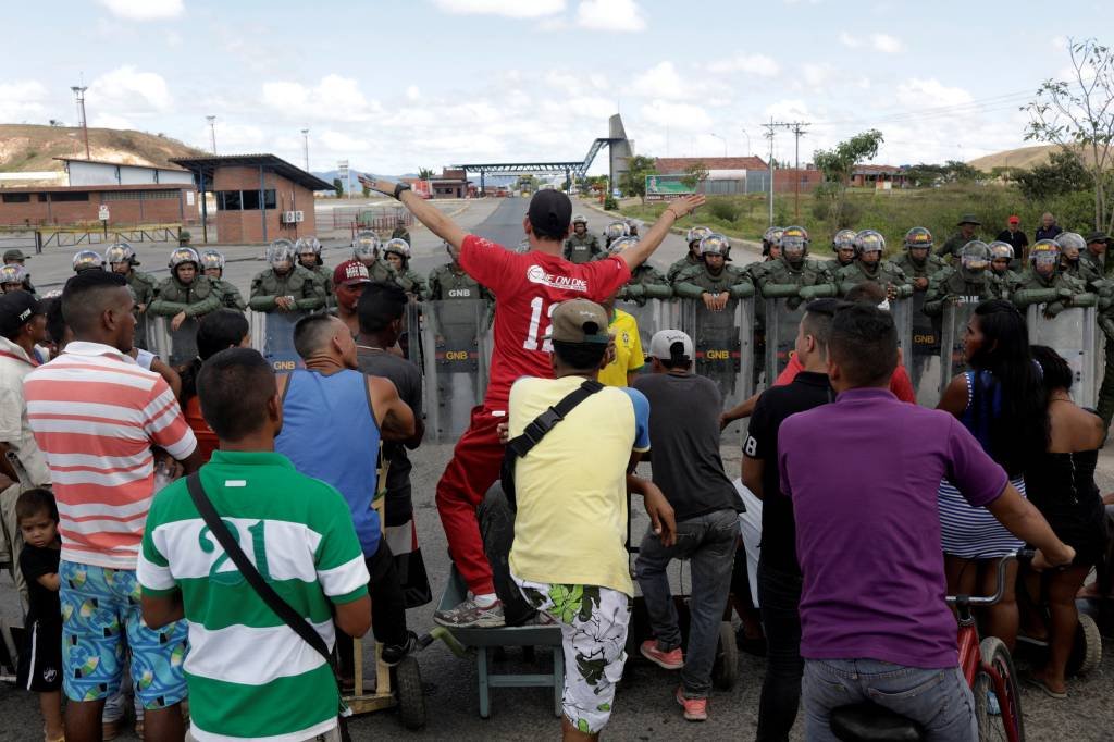 Oposição venezuelana confronta tropas na fronteira, e tensão cresce