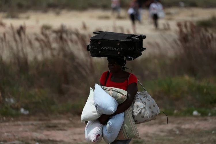 Mulher tenta atravessar fronteira entre Venezuela e Brasil: fronteira tinha sido fechada em fevereiro por decisão do presidente da Venezuela, Nicolás Maduro (Ricardo Moraes/Reuters)
