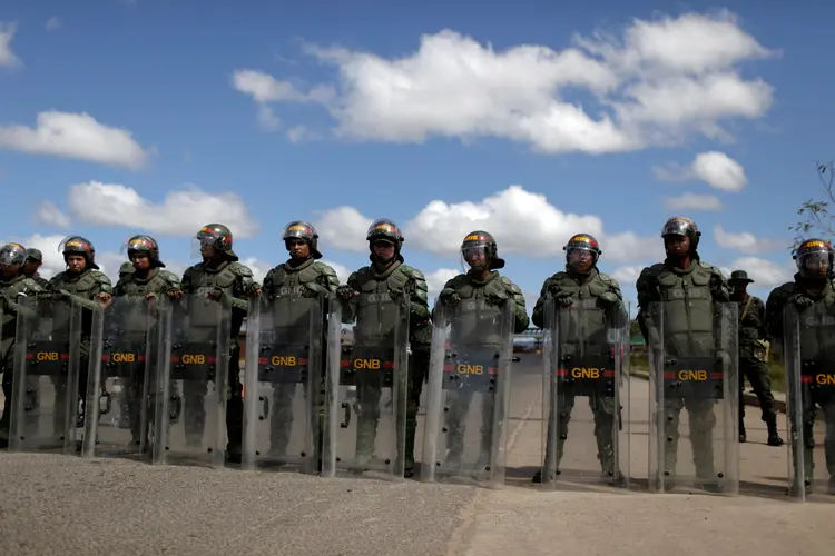 Membros da Guarda Nacional venezuelana bloqueia via na fronteira entre Brasil e a Venezuela
22/02/2019
REUTERS/Ricardo Moraes (Ricardo Moraes/Reuters)