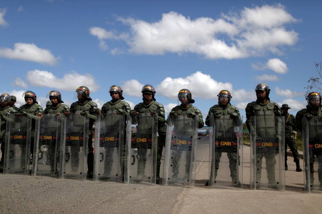 Militares venezuelanos usam gás lacrimogêneo para dispersar manifestantes
