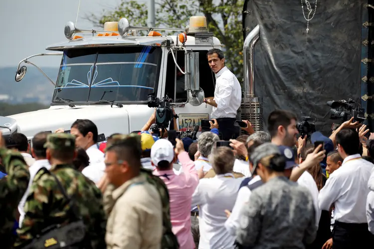 Antes da partida, Juan Guaidó subiu em um dos veículos e saudou o público (Marco Bello/Reuters)