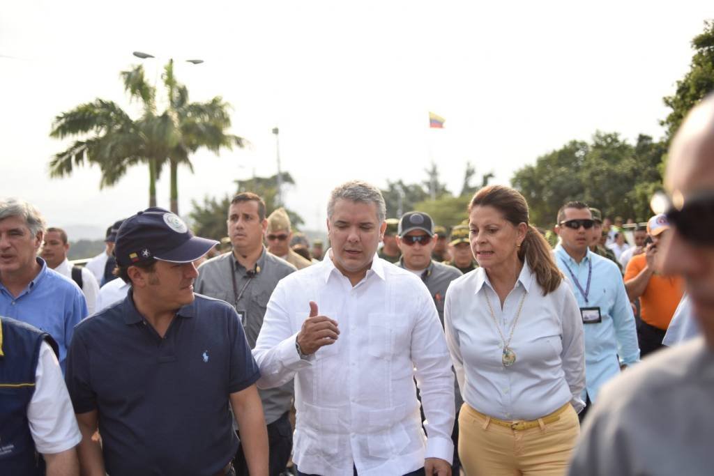 Na fronteira, presidente da Colômbia diz que conflito é "barbárie"