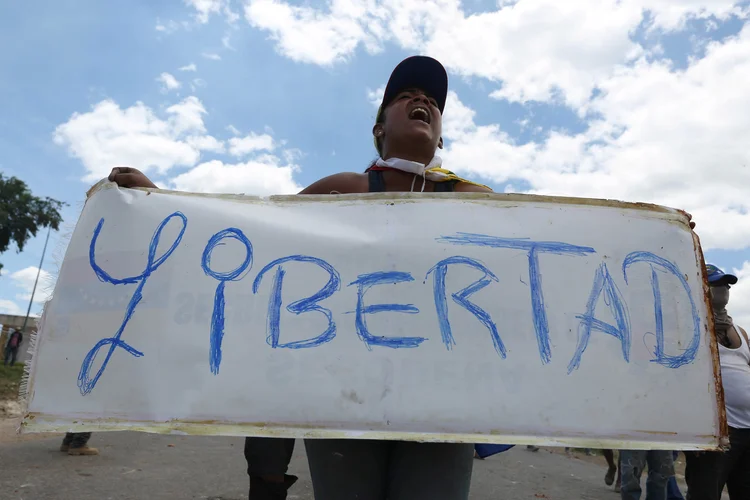Venezuela: manifestante pede liberdade ao regime de Nicolás Maduro (Bruno Kelly/Reuters)