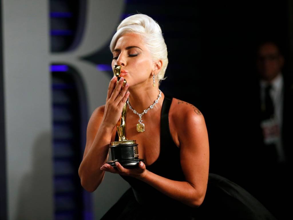 Lady Gaga é a 1ª artista musical a vencer 5 premiações na mesma temporada